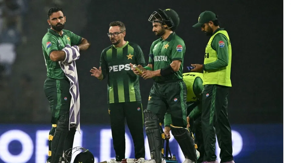 पाकिस्तान टीम के खिलाड़ी माइक हेसन के साथ [AFP]